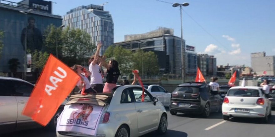 İstanbul’da Lise Öğrencilerinin Lüks Araçlarla Tehlikeli Mezuniyet Kutlaması