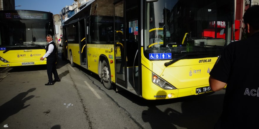 Yolun Ortasında Duran Yayaya Otobüsün Çarptığı Anlar Kamerada