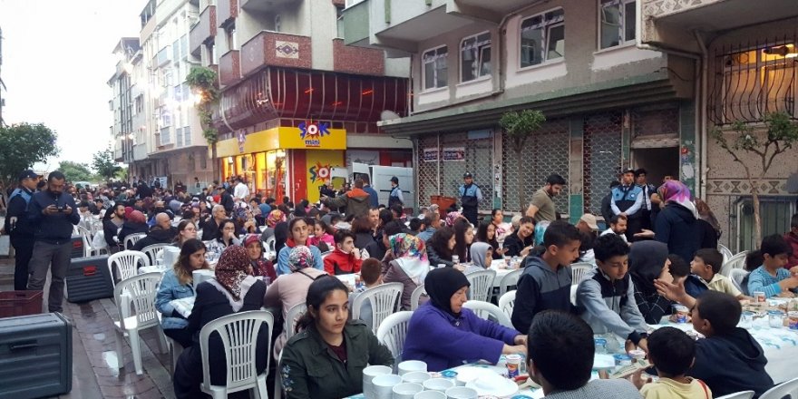 Zeytinburnu halkı sokak iftarında buluştu