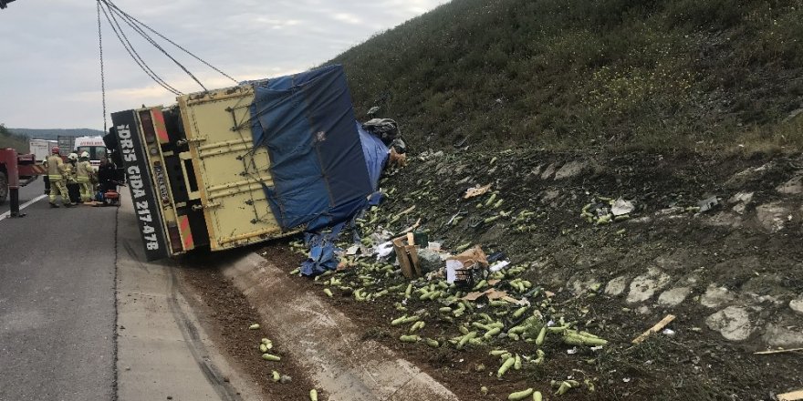 Kuzey Marmara Otoyolu’nda kamyon devrildi: 1 yaralı