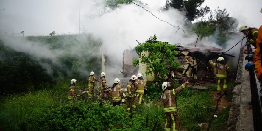 Tuzla’da boş gecekonduda yangın