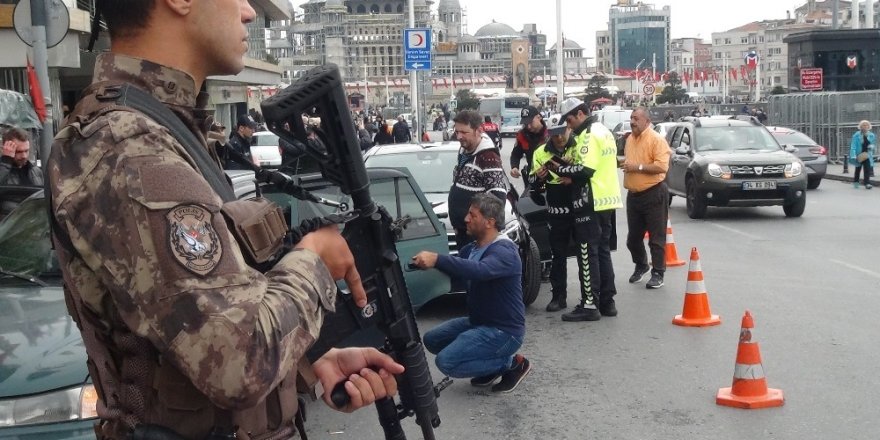 Taksim’de yapılan asayiş uygulamasında aracı bağlanan sürücüden ilginç tepki