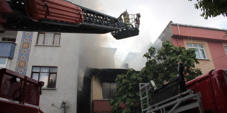 Ümraniye’de yangında içeride mahsur kalan anne ve çocuklarını vatandaşlar kurtardı