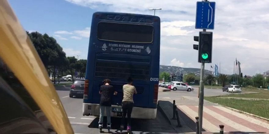 Otobüsün arkasında seyahat edip akrobatik hareketler yaptılar