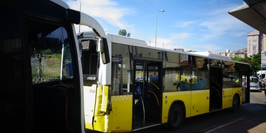 Freni Patlayan Minibüs İett Otobüsüne Çarptı: 1 Yaralı