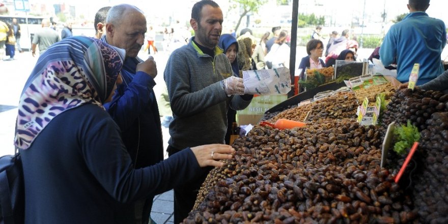 Yıllık bazda yüzde 50 fiyat artışı gösteren hurmaya rağbet arttı