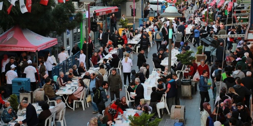 Ataşehirliler sokak iftarında bir araya geldi