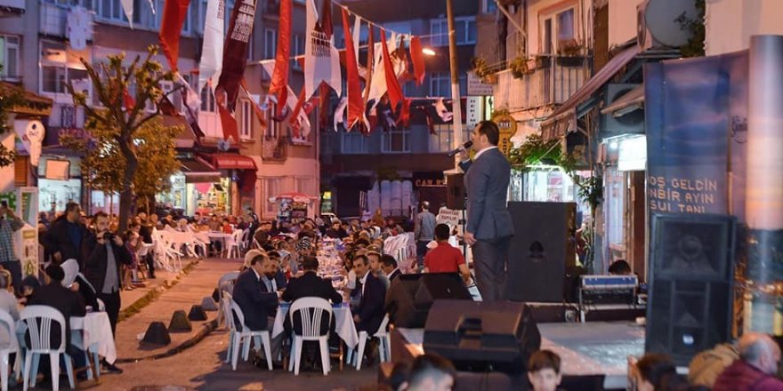 Beyoğlu’nda vatandaşlar sokak iftarında buluştu