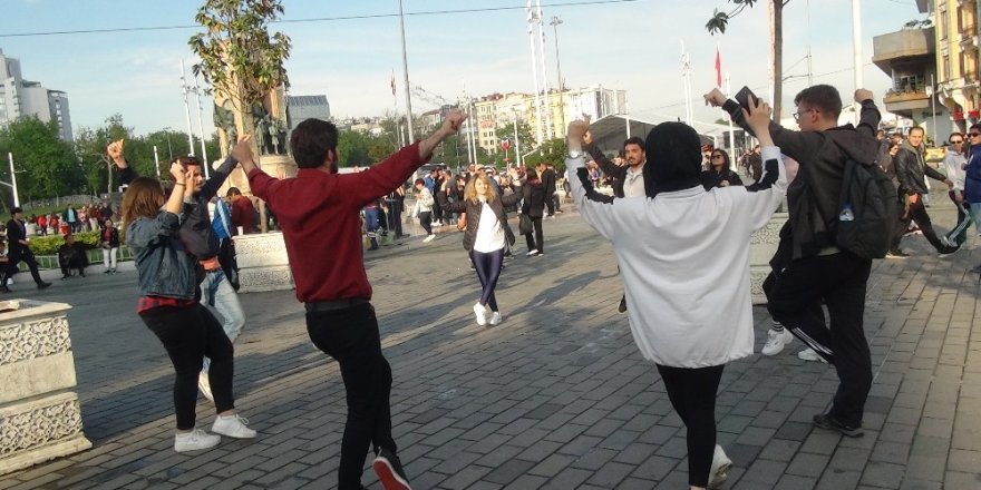 Taksim’de zeybek oynayan öğrencilere yoğun ilgi