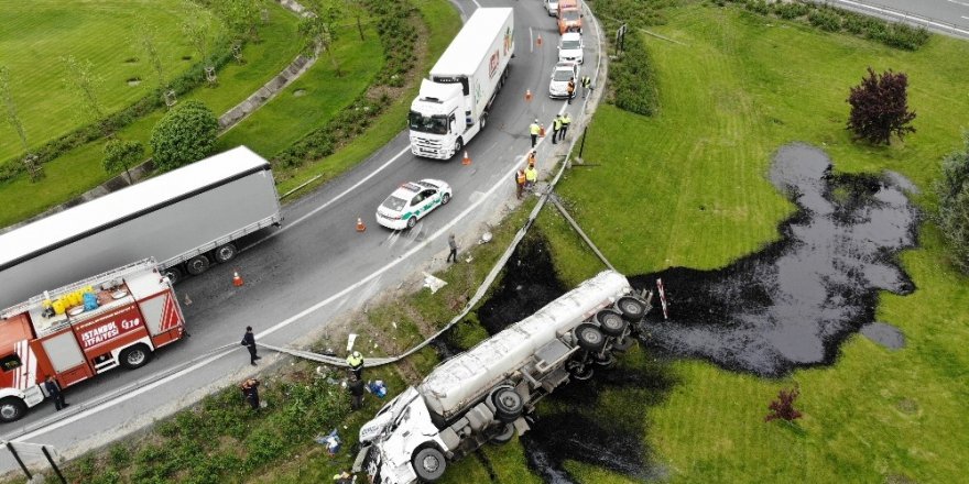 TEM’de zift yüklü tanker devrildi