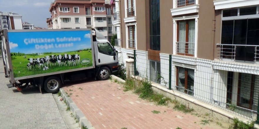 Freni Boşalan Kamyonet İstinat Duvarına Çarparak Durabildi