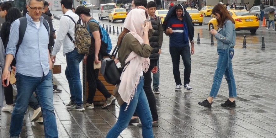 Taksim’de vatandaşlar yağmura hazırlıksız yakalandı