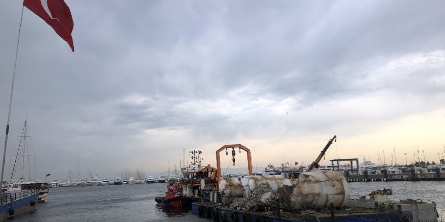 Pendik’de beton blok işçinin ayağına düştü