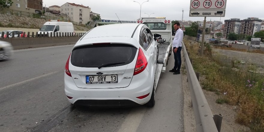 Pendik’de Kontrolden Çıkan Araç Bariyerlere Çarparak Durabildi