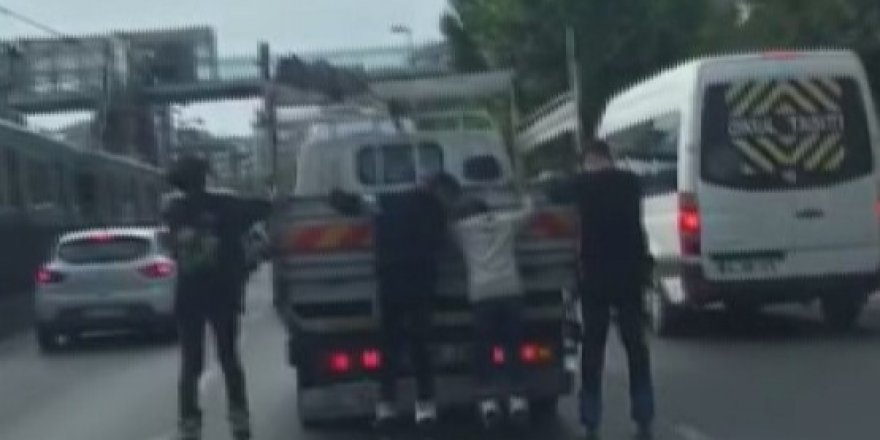 Sultangazi’de gençlerin trafikte tehlikeli oyunu kamerada