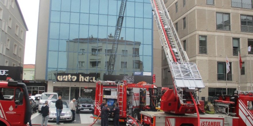 Beykoz’da iş merkezinde yangın paniği