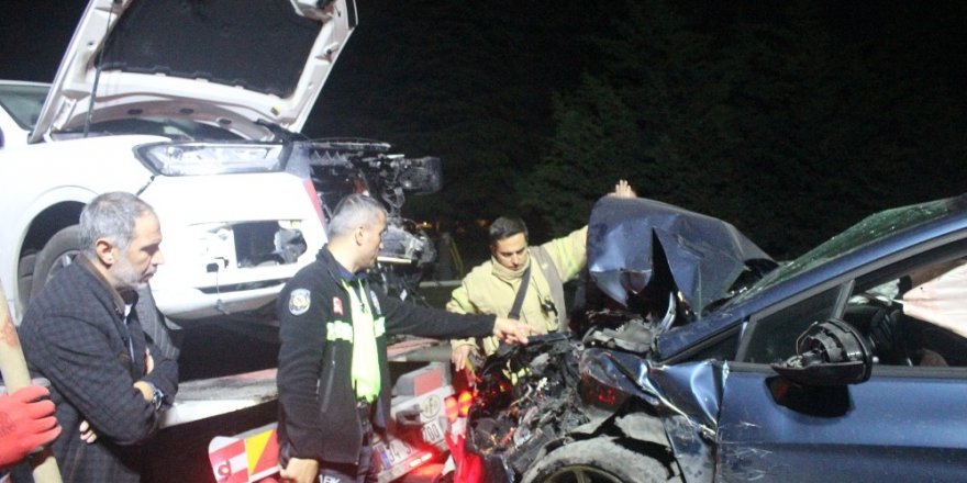 Lüks cip ile otomobil kafa kafaya çarpıştı, 1’i çocuk 4 yaralı