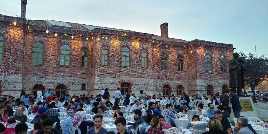 Zeytinburnu’nda gençler iftar programında buluştu