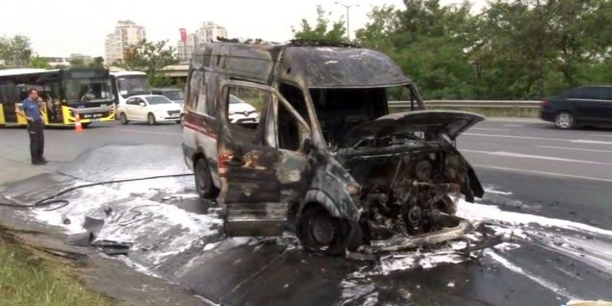 Seyir Halindeki Ambulans Aniden Alev Aldı.