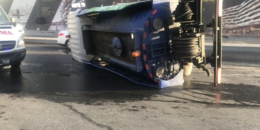 Beyoğlu’nda belediyenin temizlik aracı devrildi