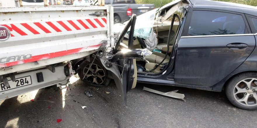 Pendik’de kontrolden çıkan araç kamyonete çarptı: 2 yaralı