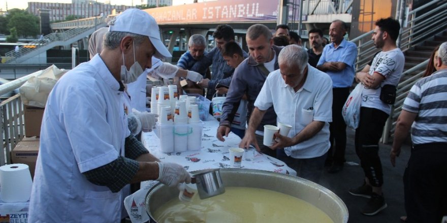 Cevizlibağ’da iftara yetişemeyen vatandaşlara çorba ikramı