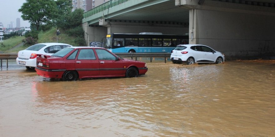 Göztepe Kavşağı’nda araçlar mahsur kaldı