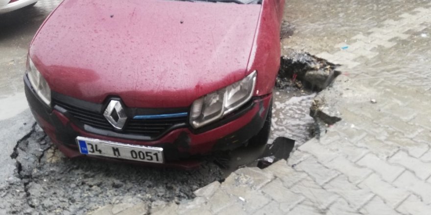 Esenyurt’ta taksi, yol çökmesi nedeniyle oluşan çukura düştü