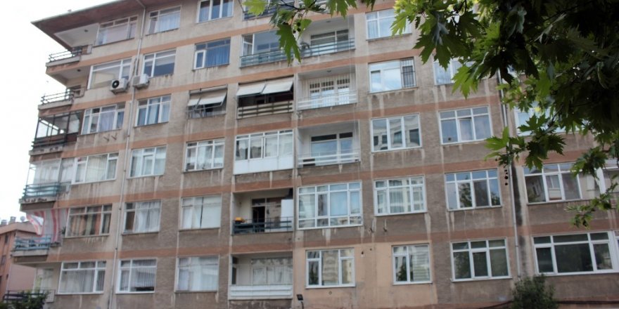 Kadıköy’de bahçesinde çatlaklar oluşan 6 katlı bina boşaltıldı