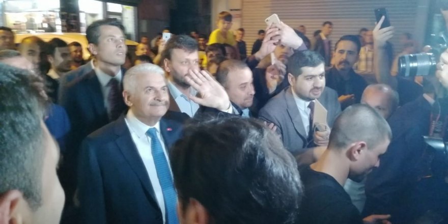 Binali Yıldırım’a Zeytinburnu’nda meşaleli karşılama