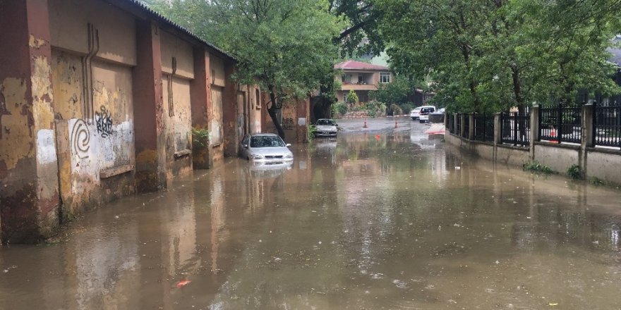 Beykoz’da araçlar su birikintisinde mahsur kaldı