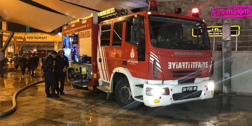 Alışveriş merkezini yoğun duman kapladı