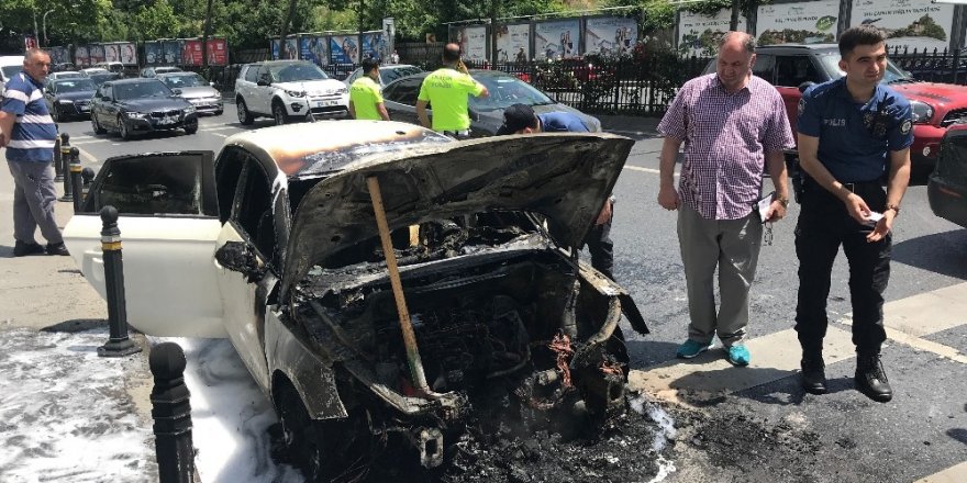 Maslak’ta otomobil alev alev yandı, yol trafiğe kapandı