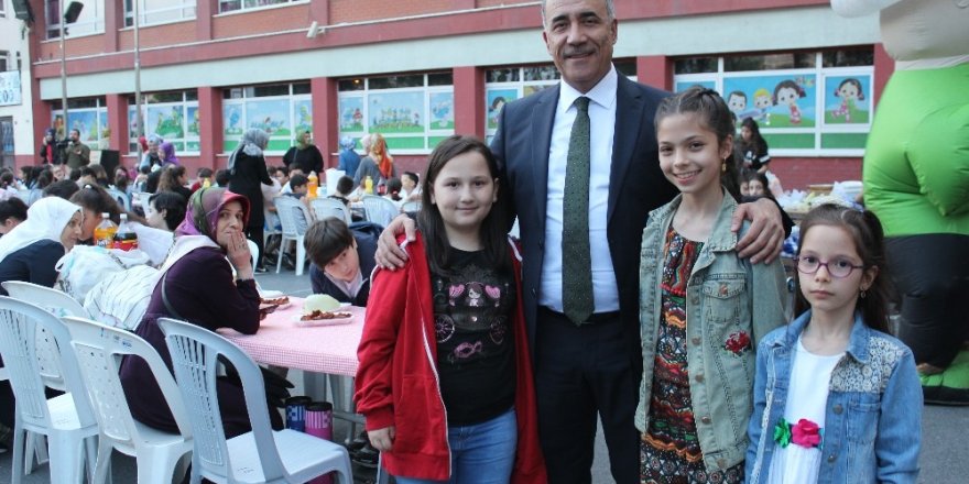 Sultangazi Belediye Başkanı Dursun öğrencilerle iftarda buluştu