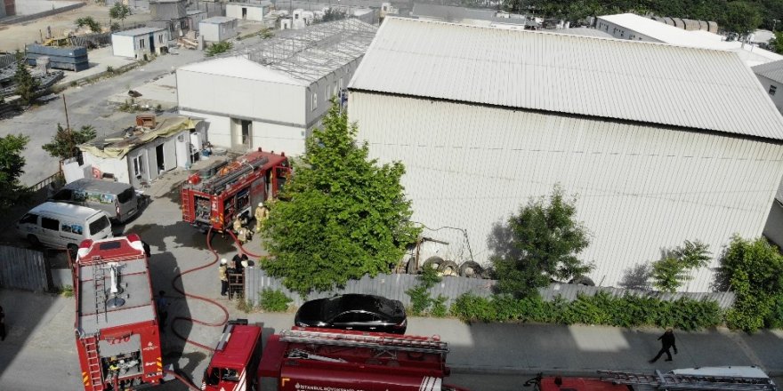 Metro şantiyesinde boş konteynerler yandı