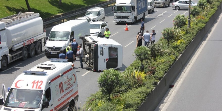 Bağcılar’daki trafik kazasında araç yan yattı: 2 yaralı