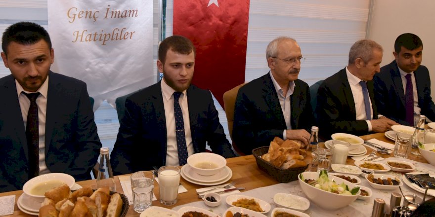 CHP GENEL BAŞKANI KEMAL KILIÇDAROĞLU, GENÇ İMAM HATİPLİLER DERNEĞİ GENEL BAŞKANI MUHAMMET SAMET AKKKAYA VE DERNEK ÜYELERİ İLE İFTAR YEMEĞİNDE BULUŞTU