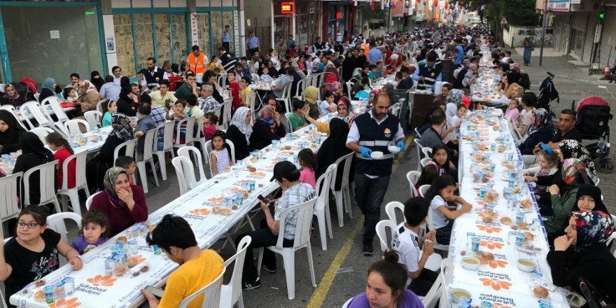 Sultanbeyli’nde binlerce vatandaş Gönül Sofraları’nda iftarını açtı