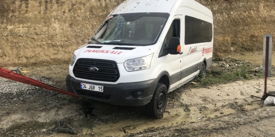 TEM’de yolcu servis minibüsü kaza yaptı