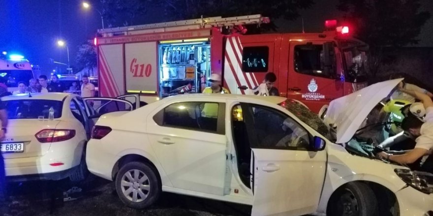 İki otomobil kafa kafaya çarpıştılar: 8 yaralı