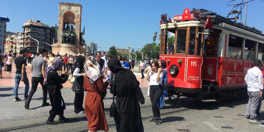 Taksim ve İstiklal’de bayram yoğunluğu