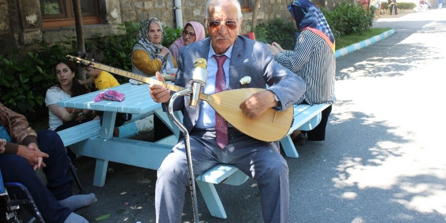 Darülaceze, bayram coşkusunu ziyaretçileriyle yaşadı