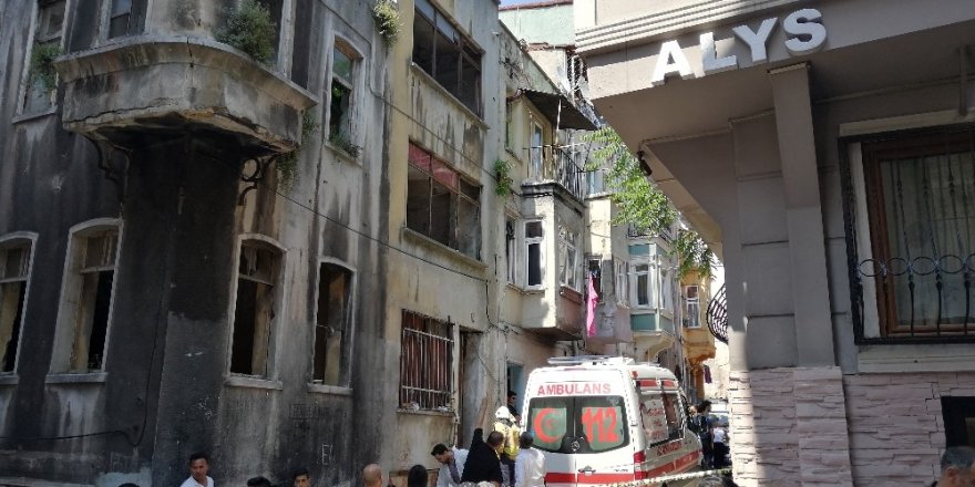 Beyoğlu’nda Atlayarak İntihar Etti