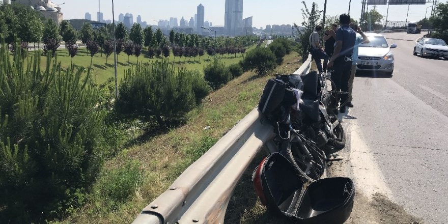 Kağıthane’de tur otobüsünün sıkıştırdığı motosikletli şarampole uçtu