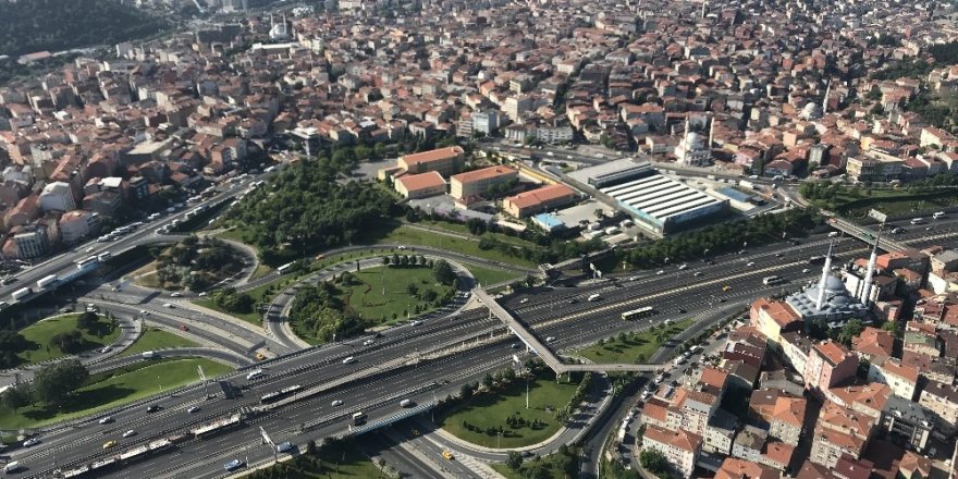 İstanbul’da polis helikopteriyle bayram dönüşü trafik denetimi