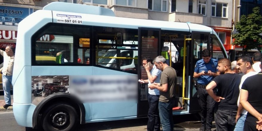 Maltepe’de bir minibüs, yolcu dolu minibüse çarptı: 5 yaralı