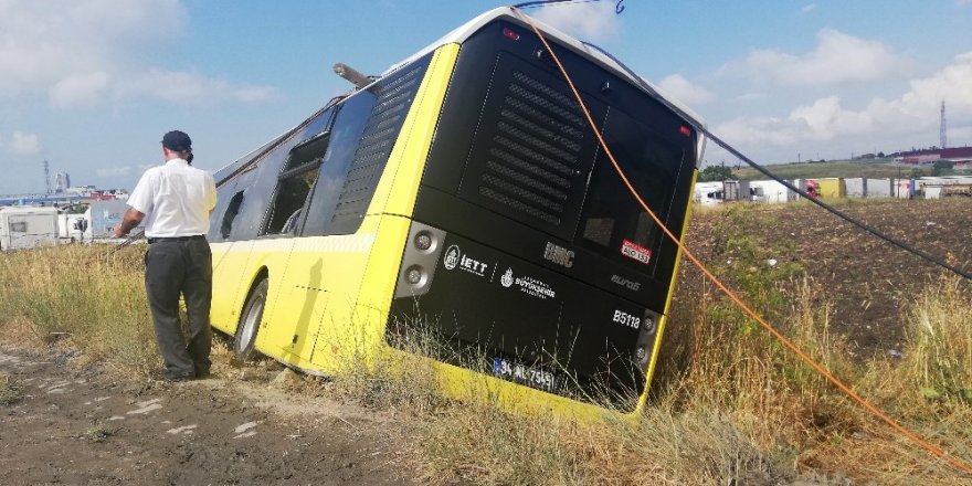 Arnavutköy’de belediye otobüsü tarlaya uçtu: 2 yaralı