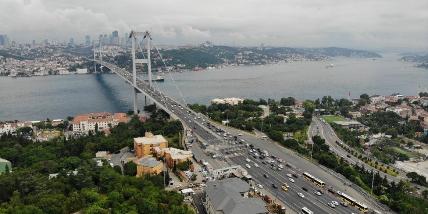 Köprüde yaşanan hareketli dakikalar sebebiyle oluşan trafik yoğunluğu havadan görüntülendi