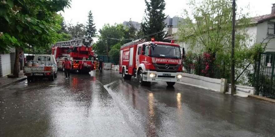 Pendik’te anaokulunu su bastı, 3 öğretmen mahsur kaldı