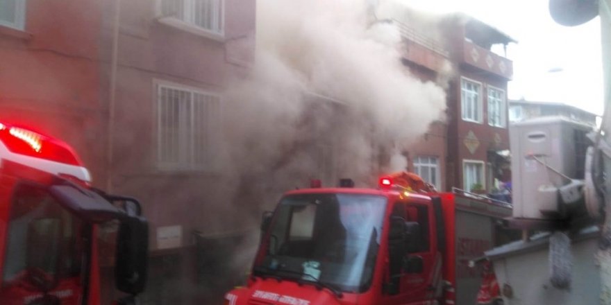 Beyoğlu’nda bina yandı, bütün mahalleyi duman sardı